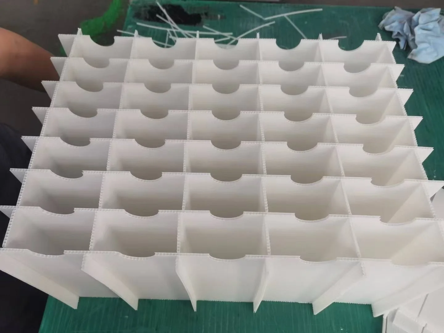 PP Hollow Sheet Flute Direction: A Buyer’s Packaging Guide Custom white PP divider grid with finger cutouts and visible flute edges