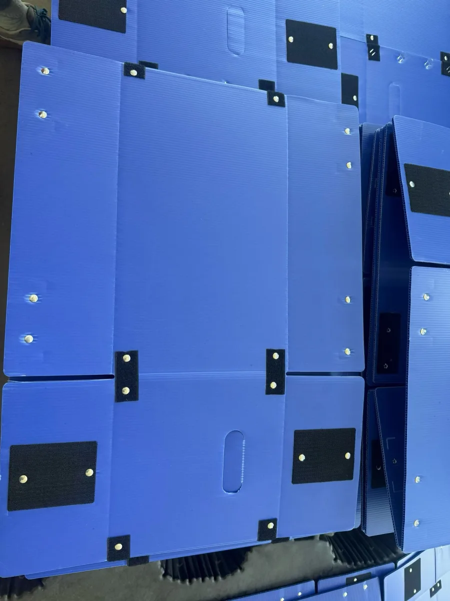 PP Hollow Sheet vs Cardboard: A B2B Packaging Guide Blue foldable PP corrugated box panel showing creases and fasteners