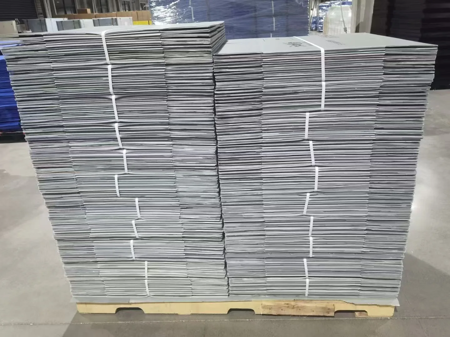 Blog | PP Sheet & Packaging Insights | Youqian Global Foldable PP corrugated boxes bundled flat on a pallet