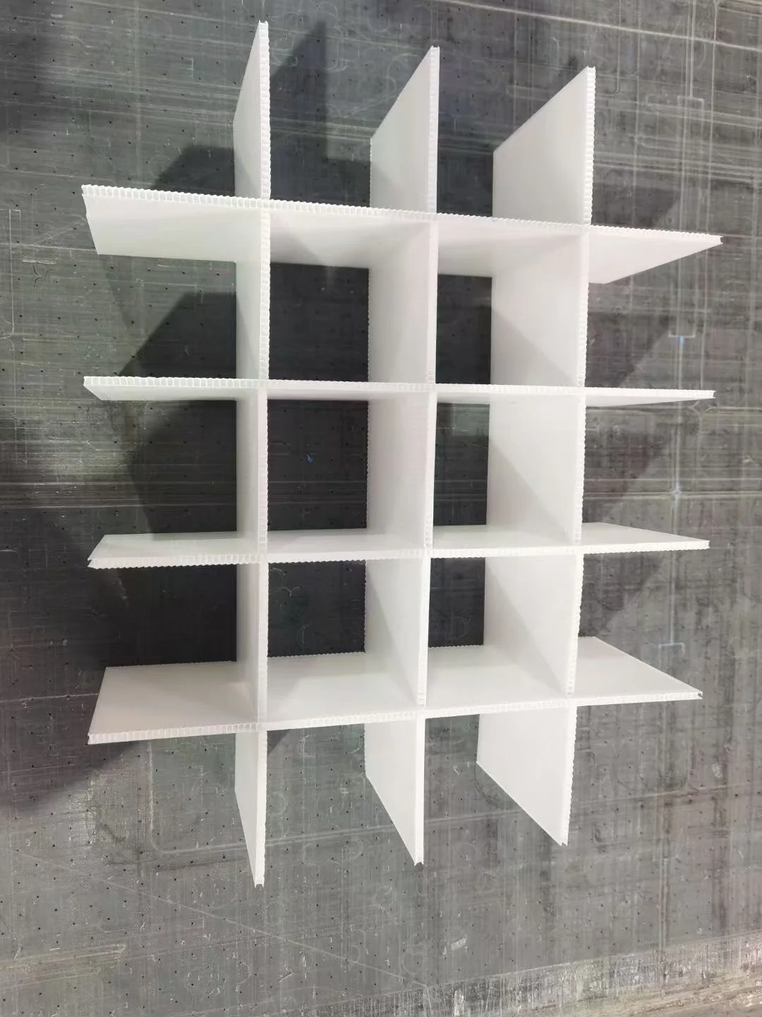 PP Hollow Sheet Flute Direction: A Buyer’s Packaging Guide White interlocking PP corrugated divider showing flute orientation at cut edges