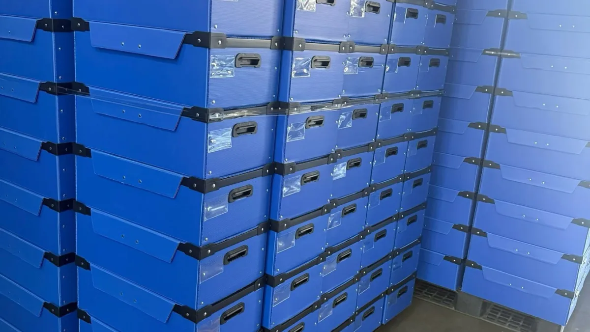 Blog | PP Sheet & Packaging Insights | Youqian Global Blue PP corrugated boxes stacked in a packaging facility