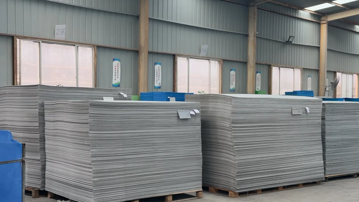 Blog | PP Sheet & Packaging Insights | Youqian Global Stacks of cut PP hollow sheets on pallets inside a production facility