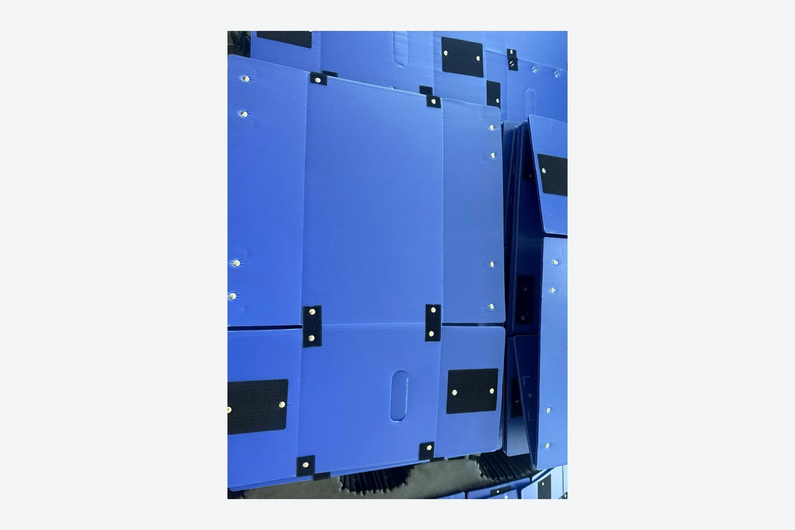 Close view of blue foldable PP corrugated box panels hinges and corner fittings