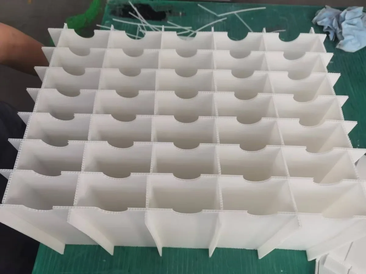 How to Measure PP Corrugated Divider Cell Size White PP corrugated divider grid with finger cutouts