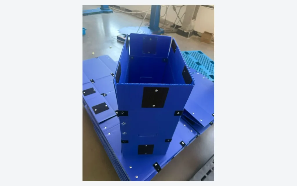 Partially assembled blue PP corrugated box showing panels used for dimension review