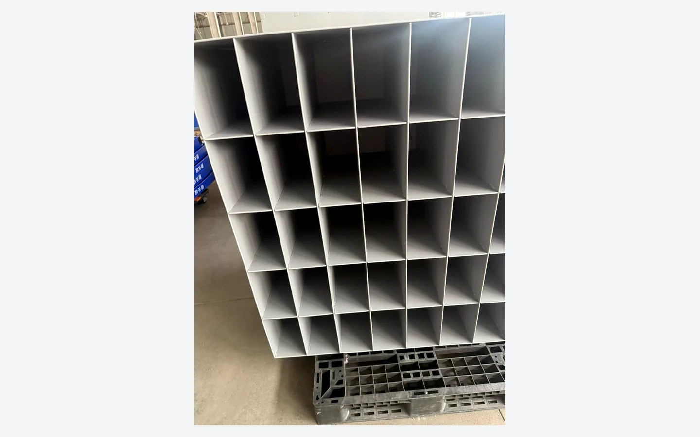 Gray PP corrugated divider assembly for reusable export packaging selection