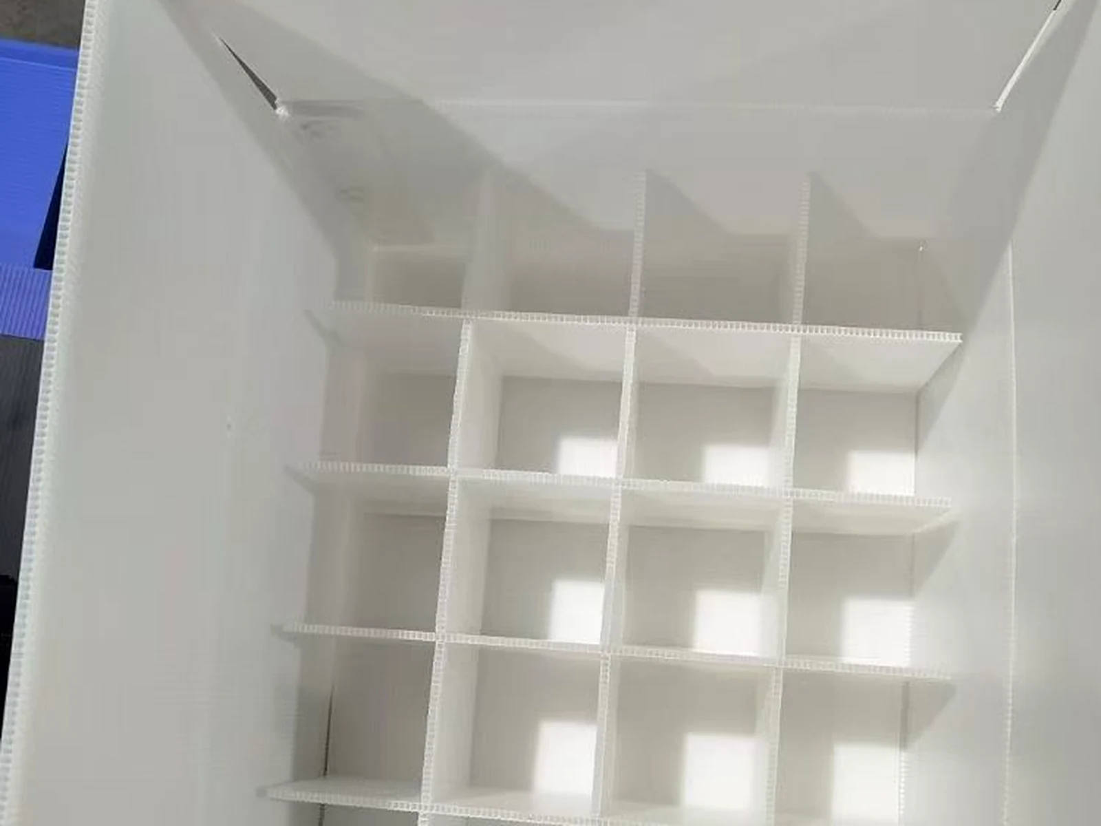 White PP corrugated divider grid showing multiple cell openings