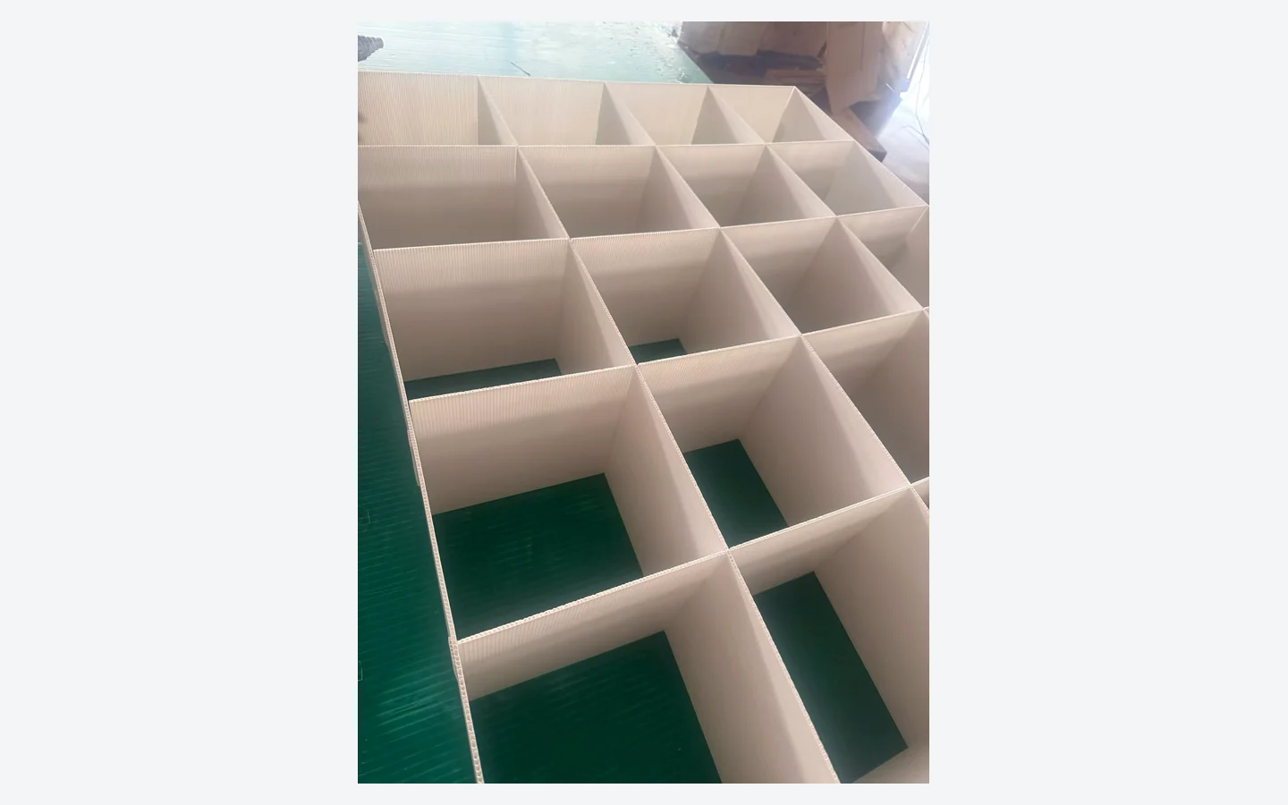 White PP corrugated divider grid showing cell layout and finger cutouts