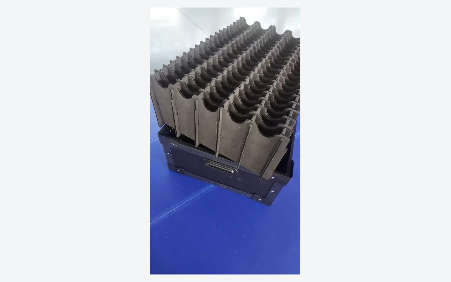 Interlocking PP corrugated divider tray showing slot and flute orientation