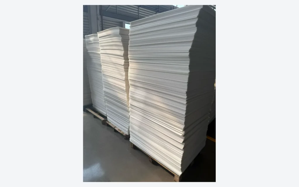PP corrugated sheet stack prepared for flute direction and cutting review