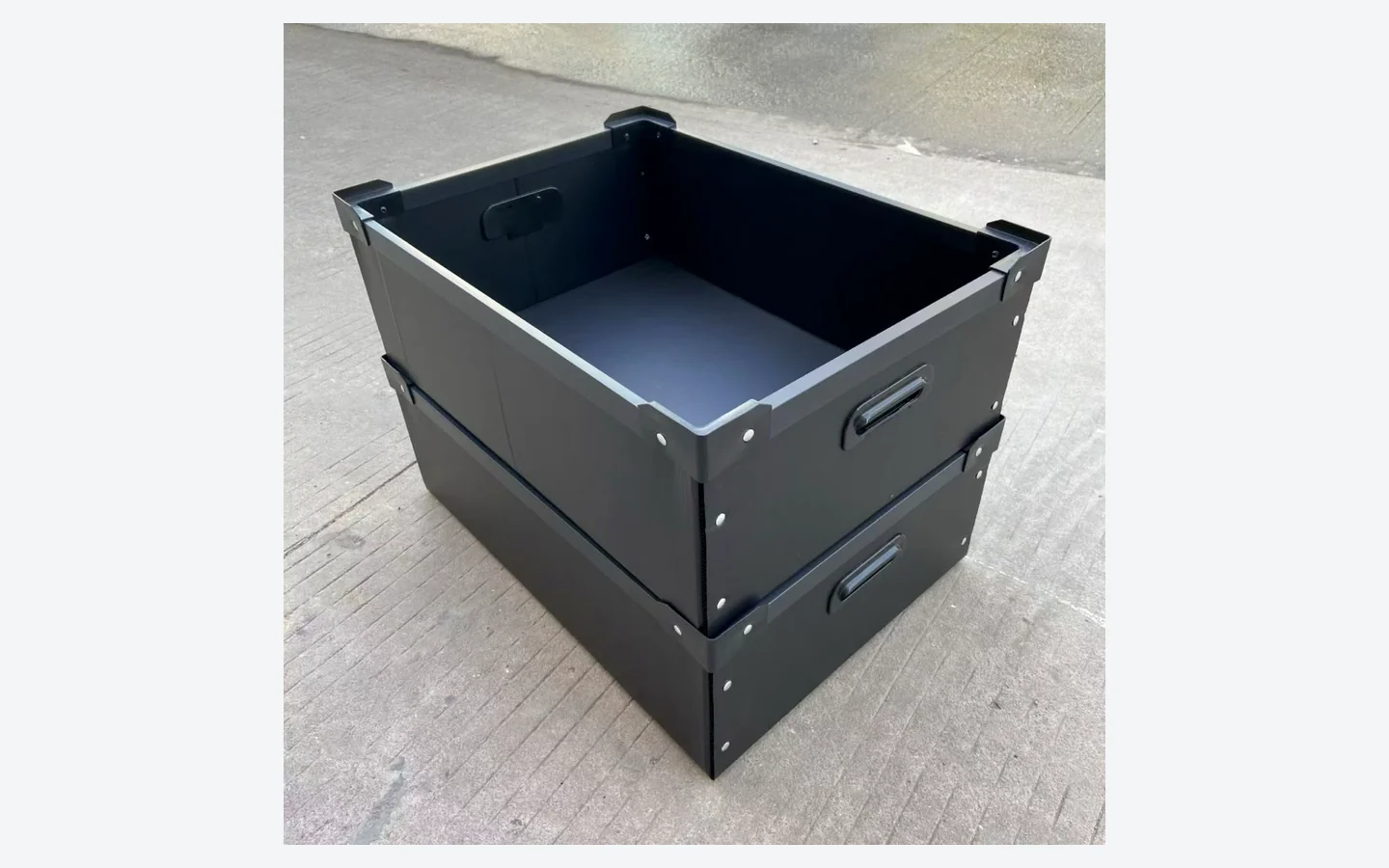Open black PP corrugated foldable box showing reinforced edges for packaging selection