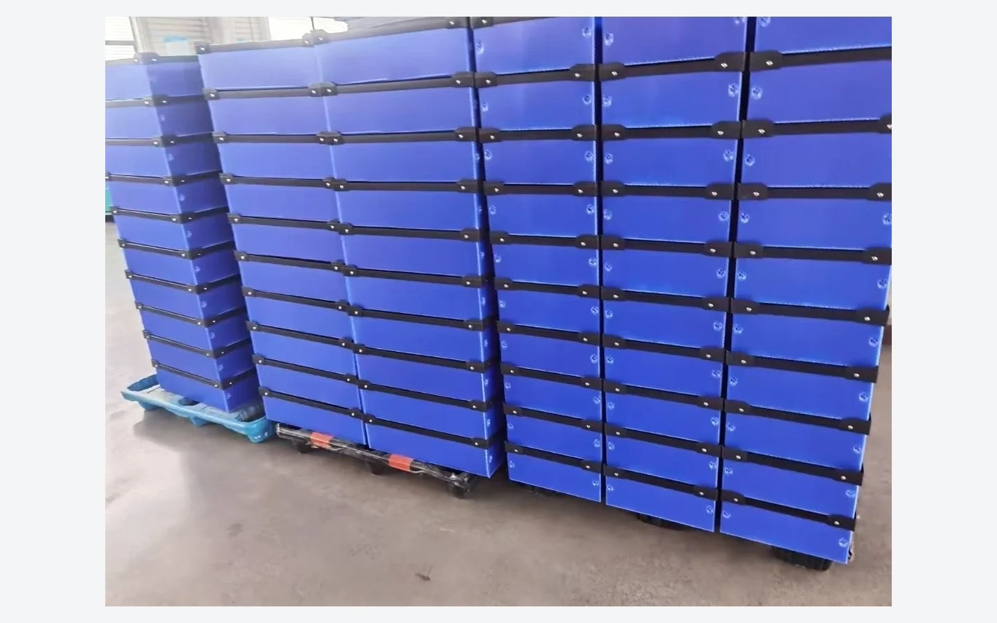 Stacked PP corrugated crates prepared for returnable logistics