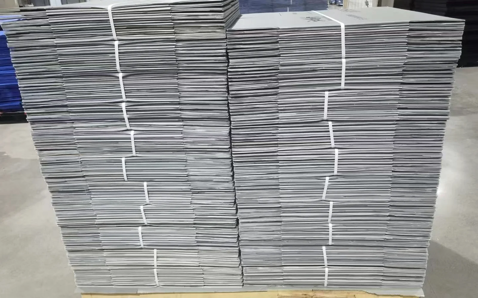 PP Layer Pad Bundled corrugated polypropylene layer pads stacked on a pallet